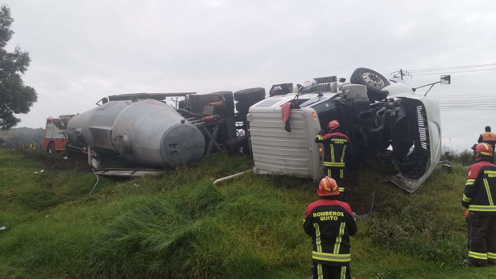 Camión de concretera se volcó en Quito