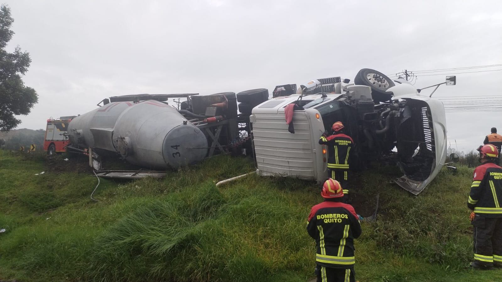 Camión de concretera se volcó en Quito