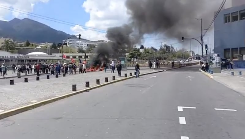 Estudiantes cierran la Av. América por movilización en Quito