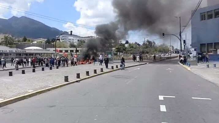 Estudiantes cierran la Av. América por movilización en Quito