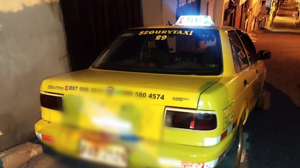 Delincuentes tenían secuestrada a una taxista en la cajuela de su vehículo en el norte de Quito
