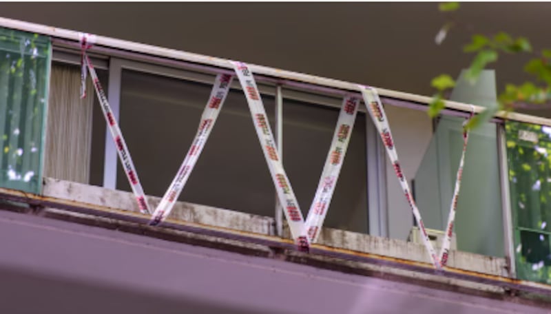 “Fue un milagro”: Hombre sobrevivió tras caerle una placa de vidrio en la cabeza - Fuente: foto de la web