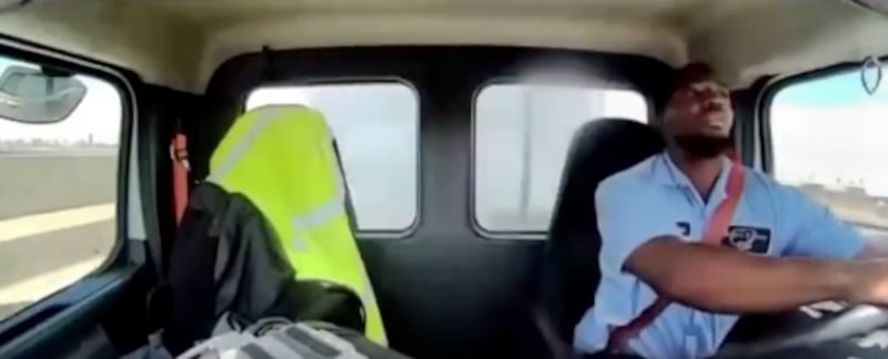 Momento que un avión destroza un vehículo antes de aterrizar
