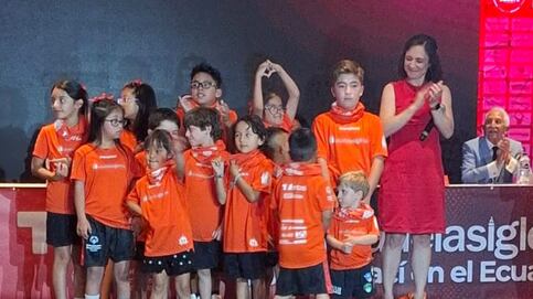 Nina Solah junto a los niños de Olimpiadas Especiales durante la presentación oficial de la Ruta de las Iglesias 2025 que será el 5 de julio (20h00).