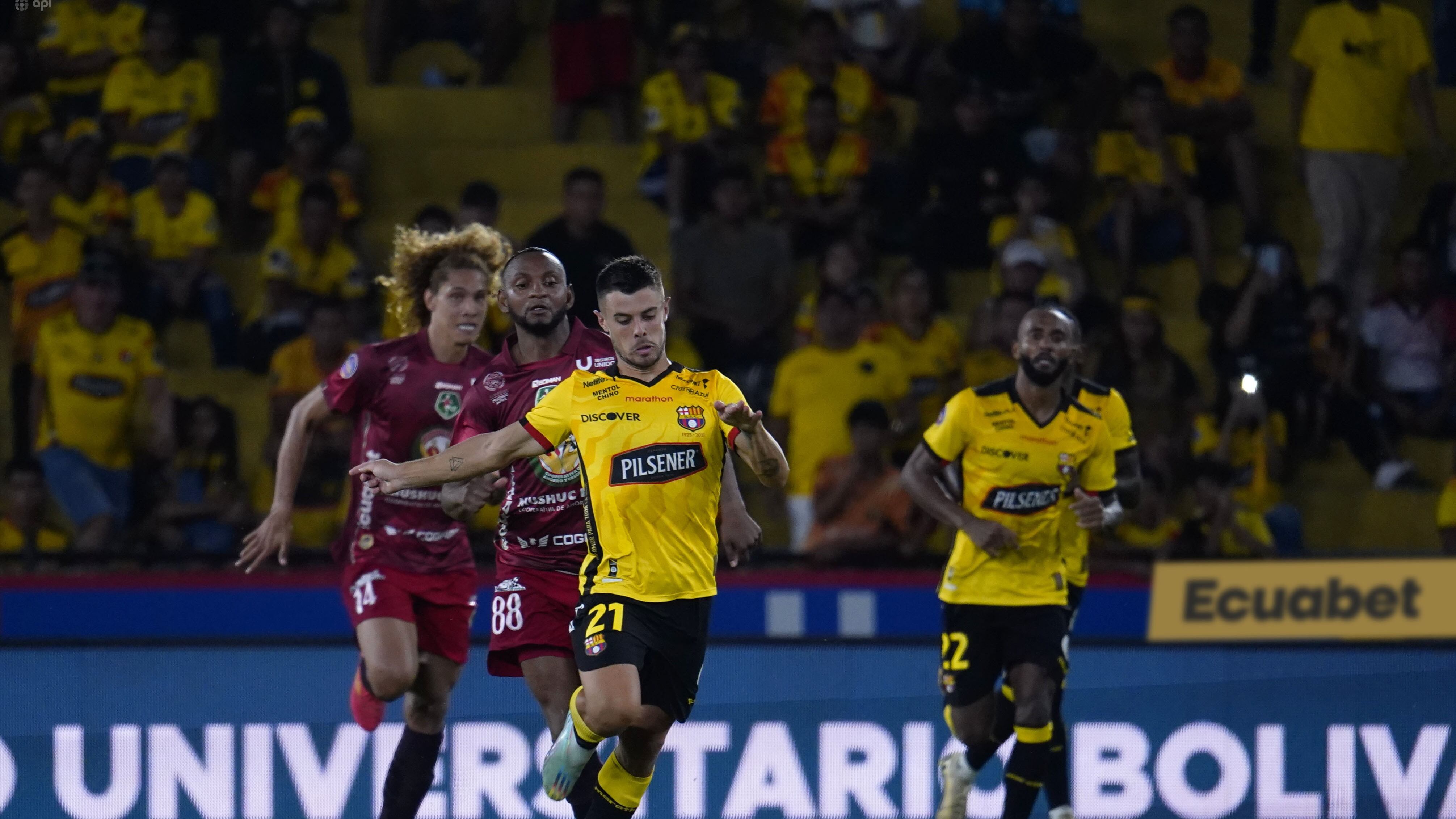 Joaquín con Barcelona SC enfrentando a Stiven Tapiero de Mushuc Runa