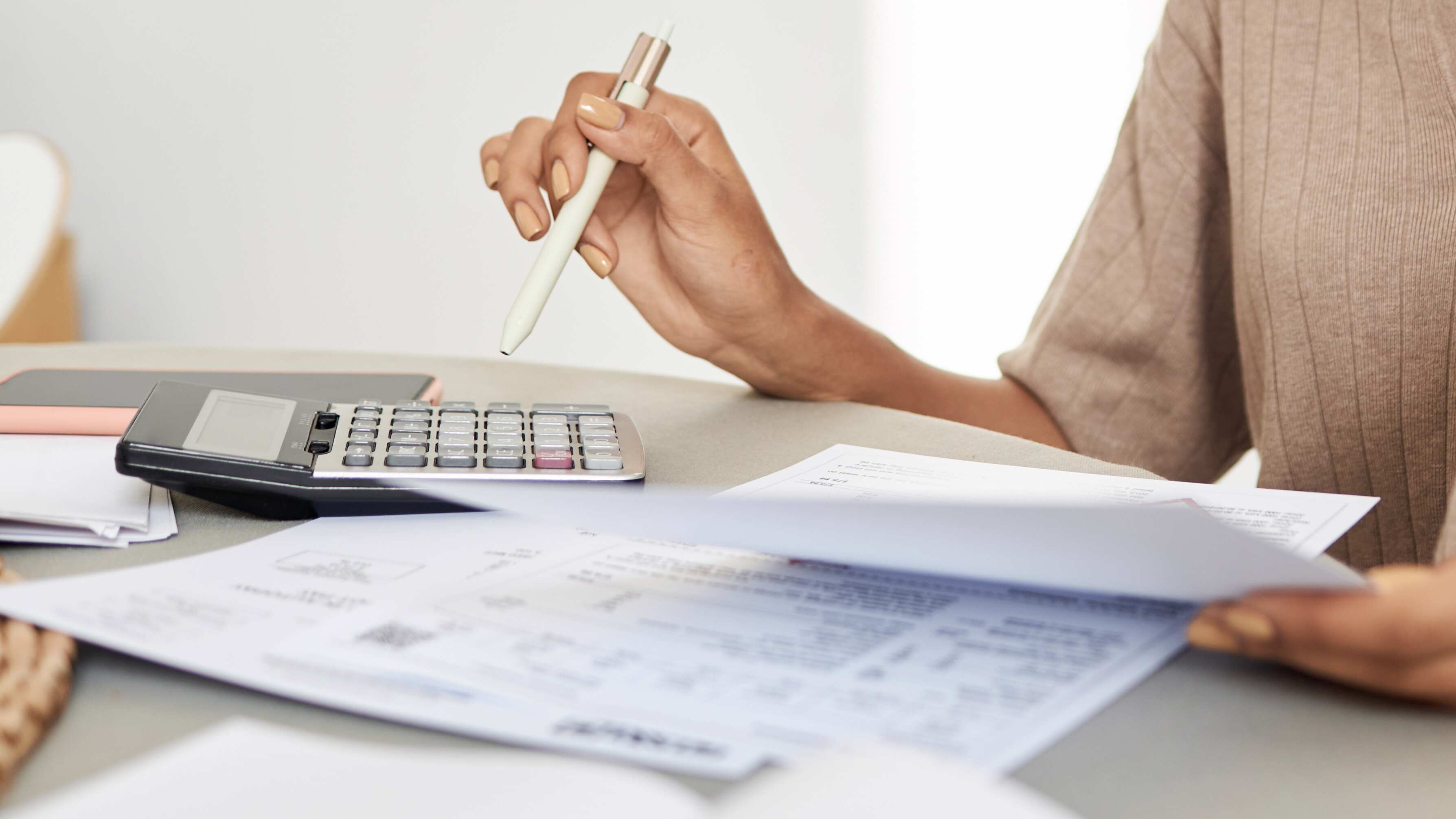 Una mujer realizando sus impuestos