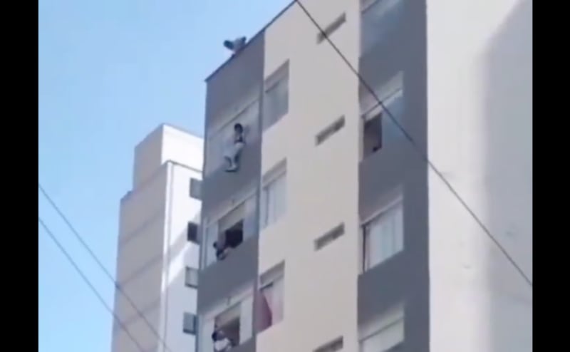 Captan el momento en que joven se lanzó de octavo piso de un edificio en Perú