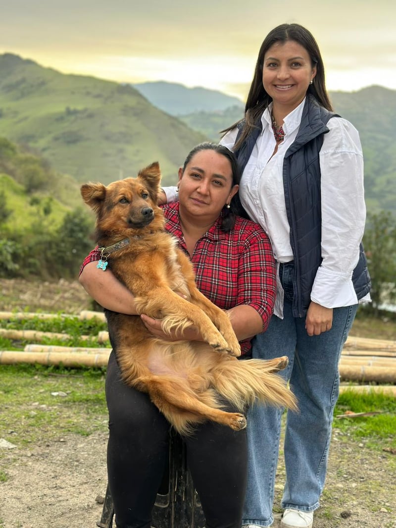 Hachi, junto a su dueña Diana Molina