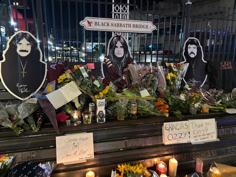 Entre flores y “Iron Man”: así despidieron a al Príncipe de las tinieblas