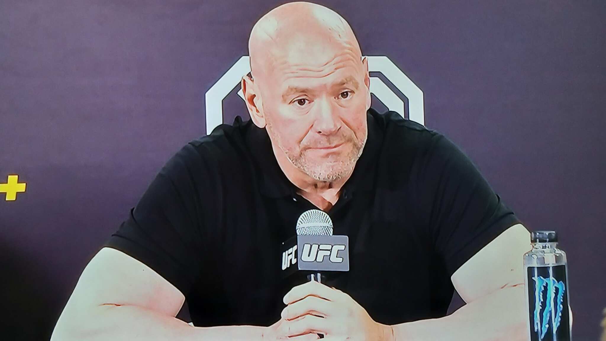 Dana White en conferencia de prensa de la UFC