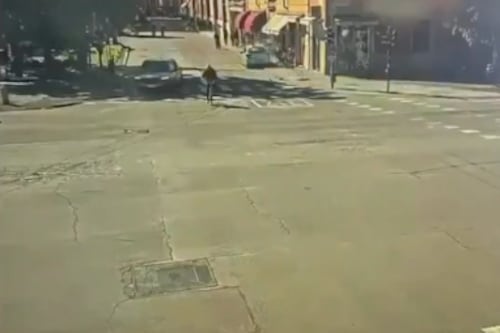 VIDEO: Hombre se llevó todo lo que encontró al frente y dejó varios heridos en Italia