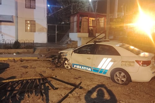 Patrulla policial chocó contra motocicletas y bienes públicos en el sur de Quito