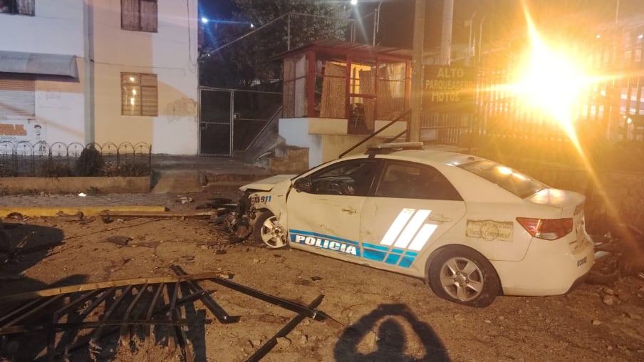Patrulla policial chocó contra motocicletas y bienes públicos en el sur de Quito