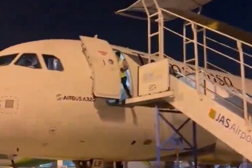 Empleado de aerolínea cayó desde la puerta del avión: compañeros retiraron antes la escalera