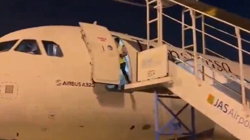 Trabajador cae de avión