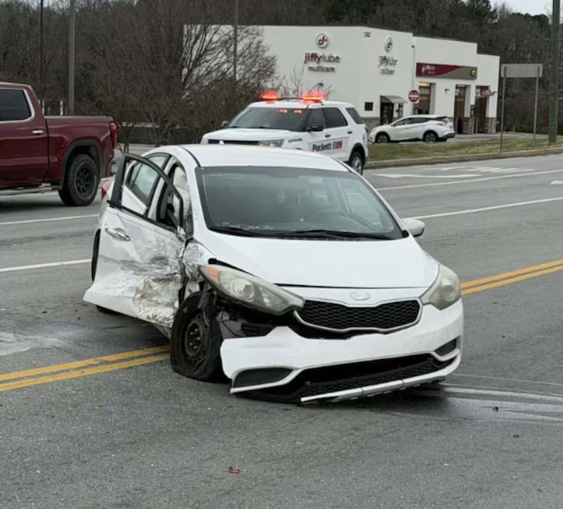 VIDEO: Mujer de 83 años provoca choque múltiple al confundir el freno con el acelerador - Fuente: Tomada Local3News
