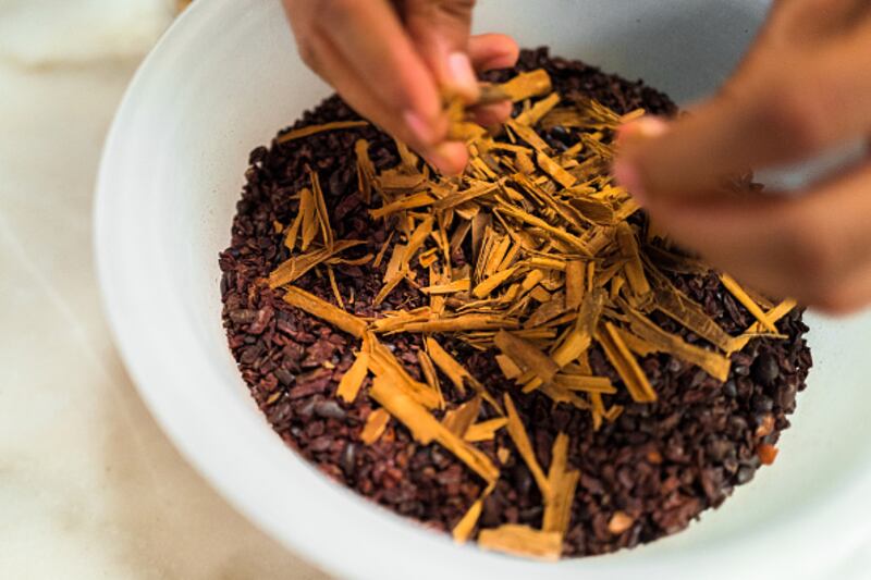 Feng Shui: el ritual con canela que debes hacer en Navidad para atraer dinero y prosperidad para 2024