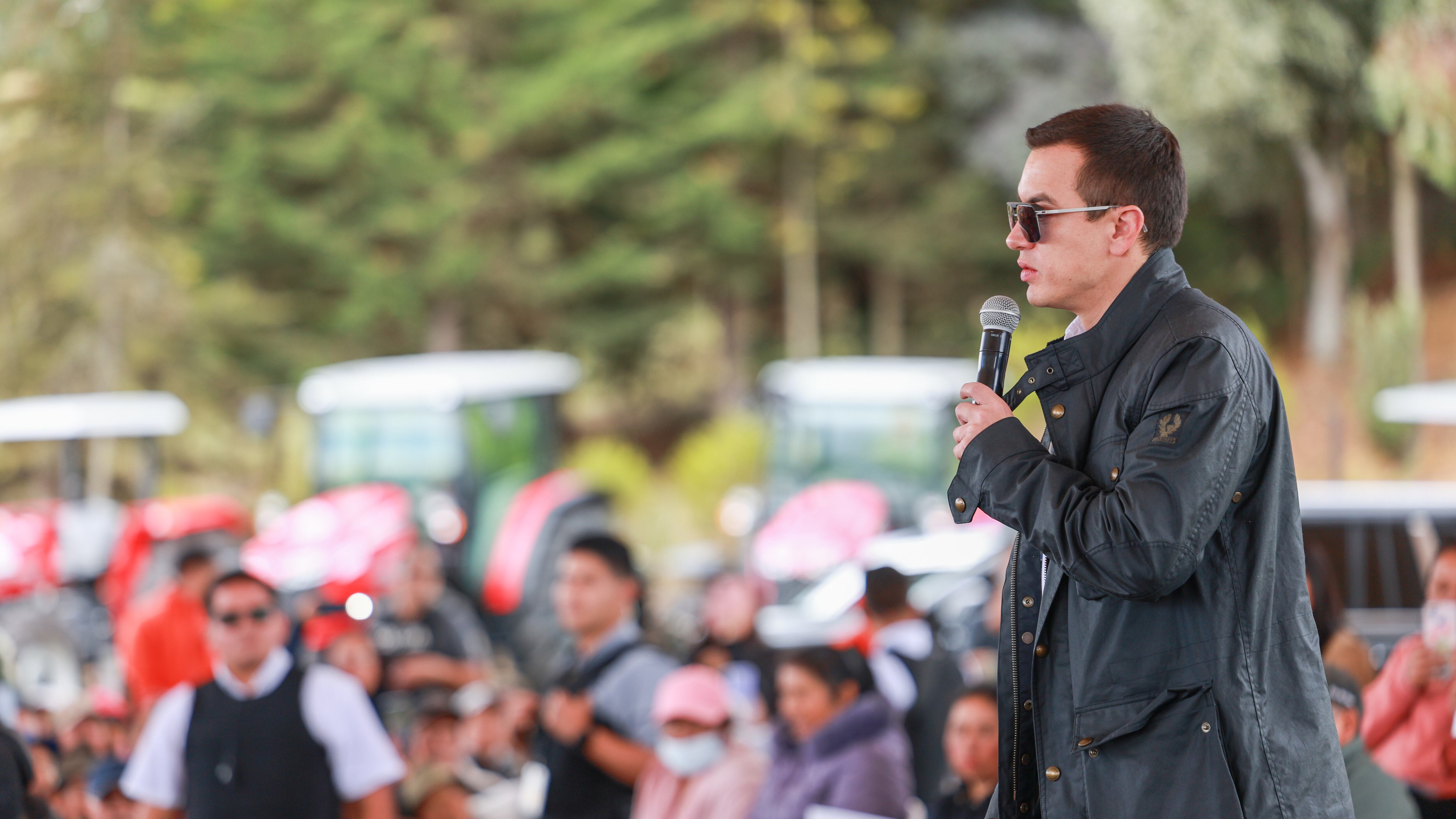 El presidente Daniel Noboa, entrego bonos raíces para fortalecer a productores del país.