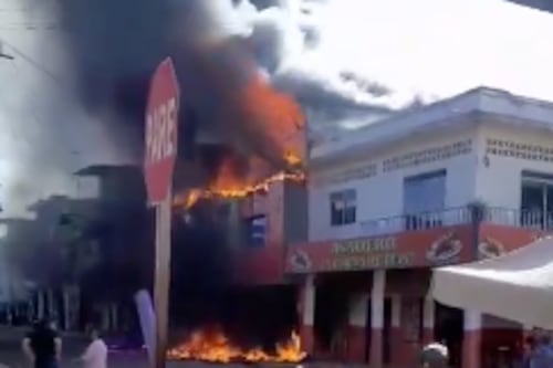 Gigantesco incendio y explosión en centro comercial de Manabí