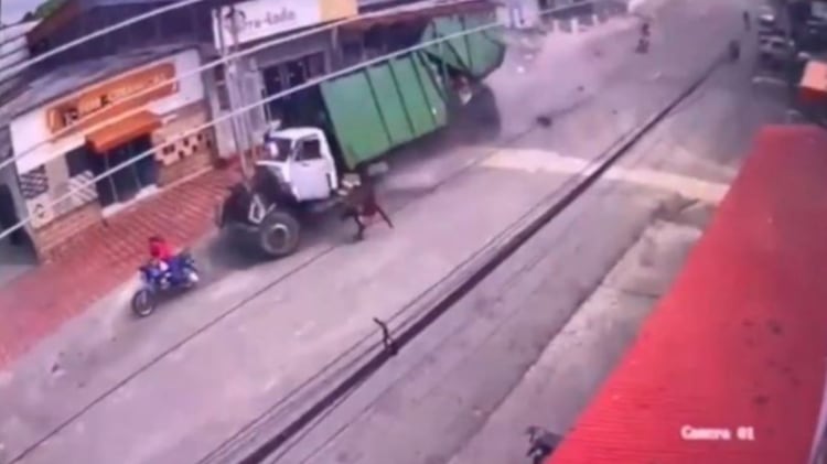 Camión sin frenos impacta todo a su paso, llevándose a varias personas consigo