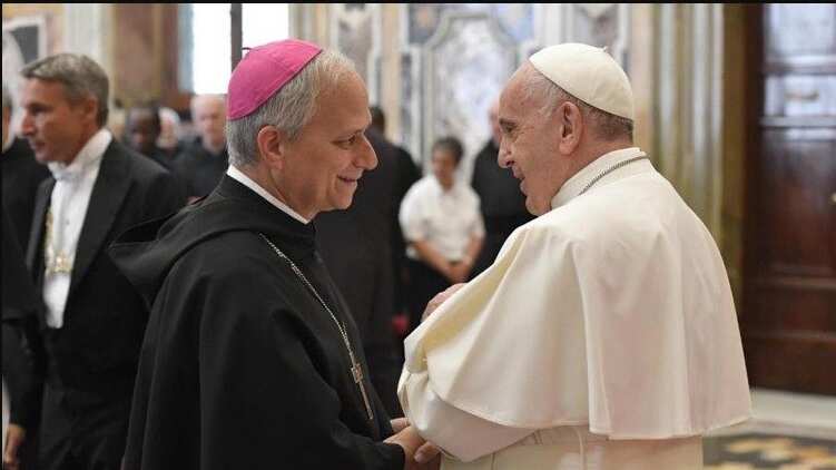 Papa Francisco y Robert Prevost