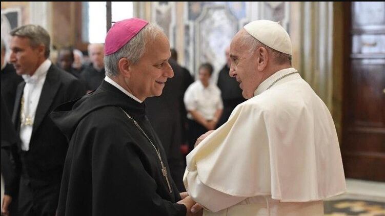 Papa Francisco y Robert Prevost