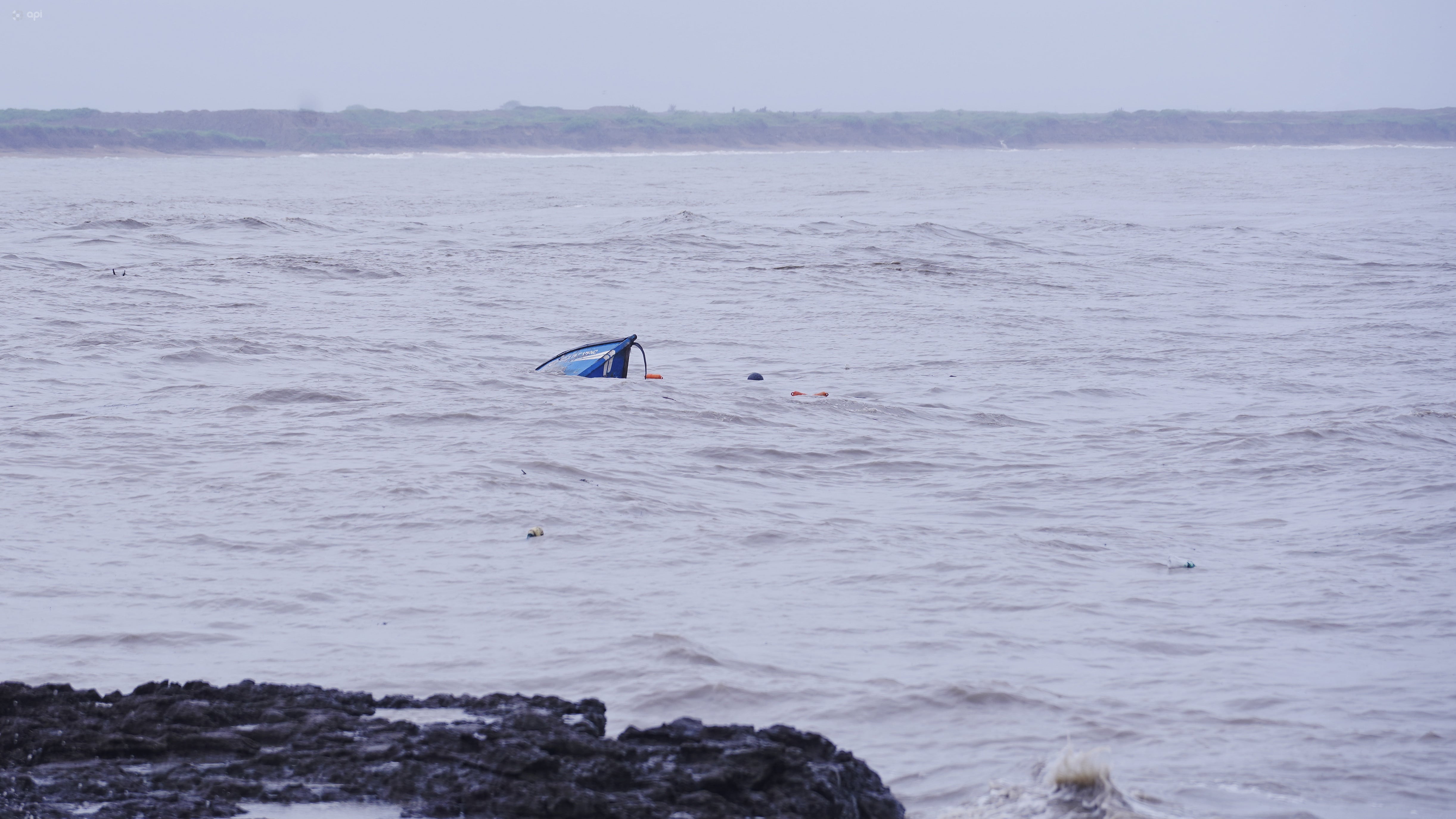 Puerto Chanduy, Santa Elena, miércoles 04 de marzo del 2026
La unión de aguas del río y del mar provocaron remolinos que destruyeron 6 pangas y dejaron al menos 12 embarcaciones afectadas, en la comuna de Puerto Chanduy, en Santa Elena. En la gráfica pescadores trasladan sus luchas hacia tierra.
Fotos: César Muñoz/API