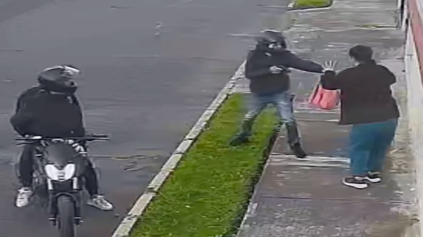 VIDEO: Sujetos armados amenazaron y golpearon a un ciudadano para robarle en el norte de Quito