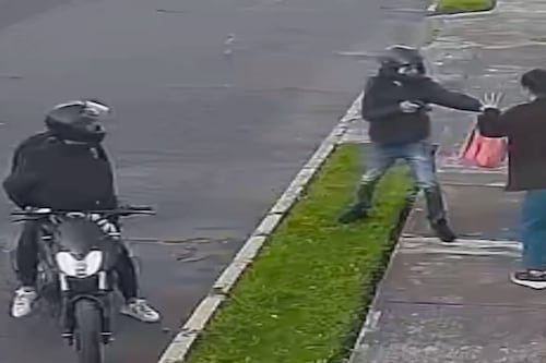 VIDEO: Sujetos armados amenazaron y golpearon a un ciudadano para robarle en el norte de Quito
