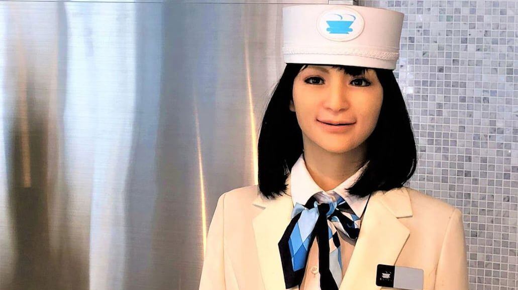 Turista es atendida por robots en un hotel en Tokio