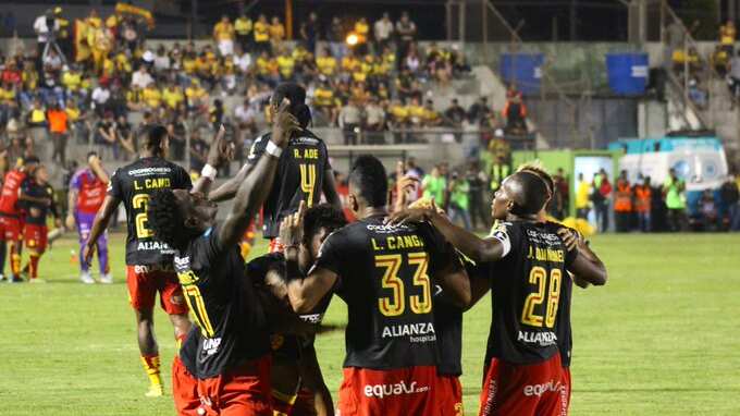 Aucas festeja su gol