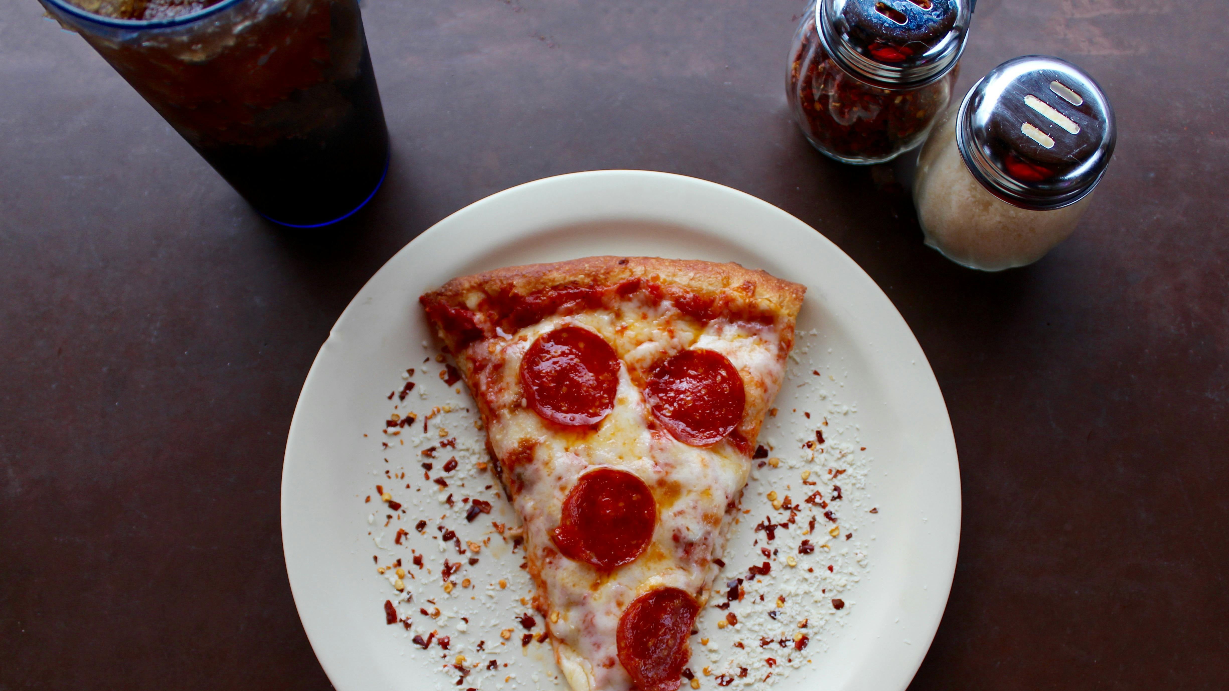 Se hizo pasar por empleado, vendió 10 pizzas y se quedó con el dinero