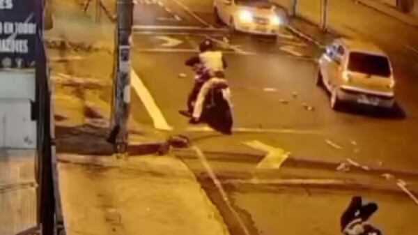 Conductor se preocupó más por su vehículo que por su pareja después de un accidente en Sangolquí