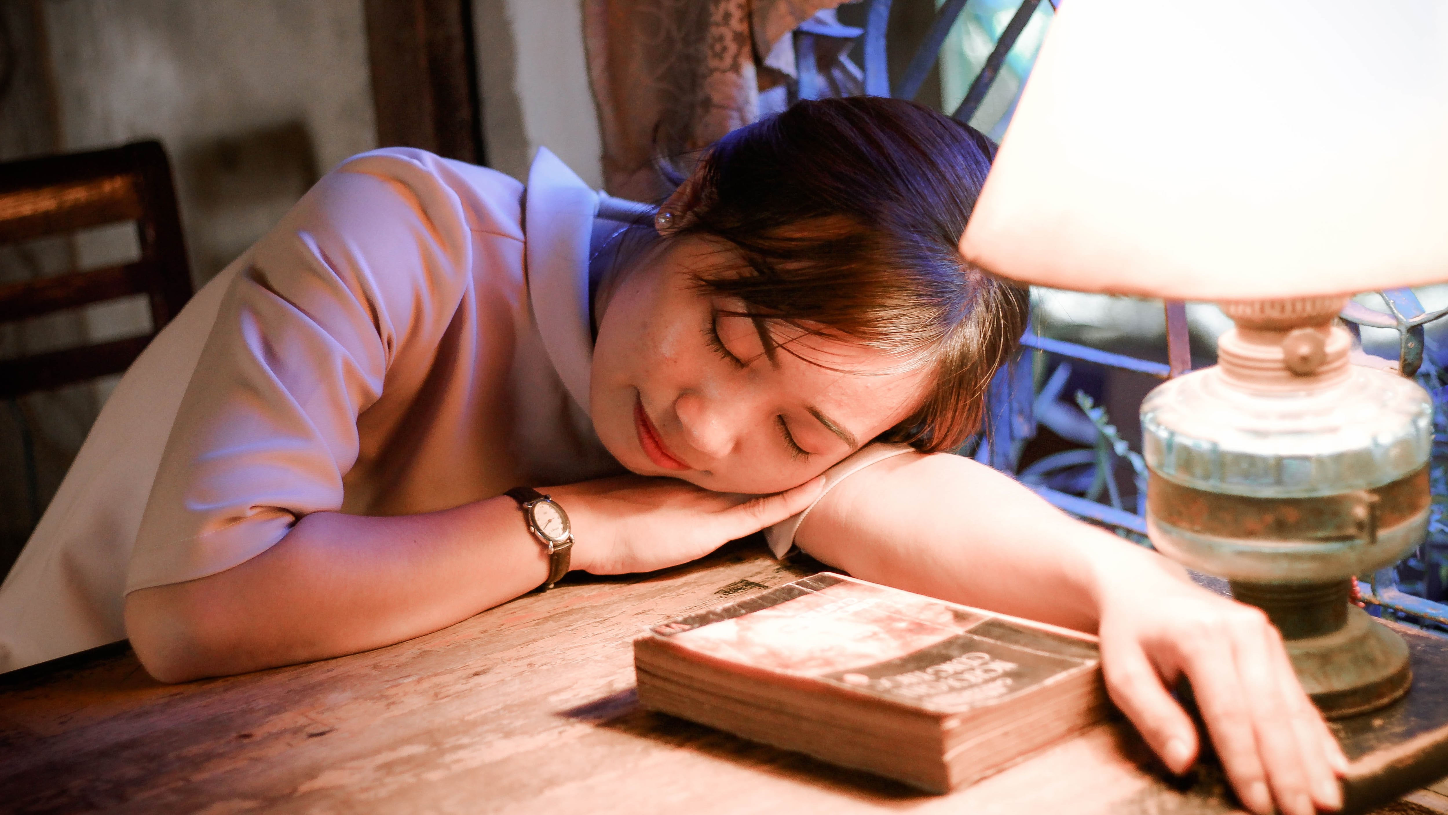 Mulher dormindo sentada com abajur