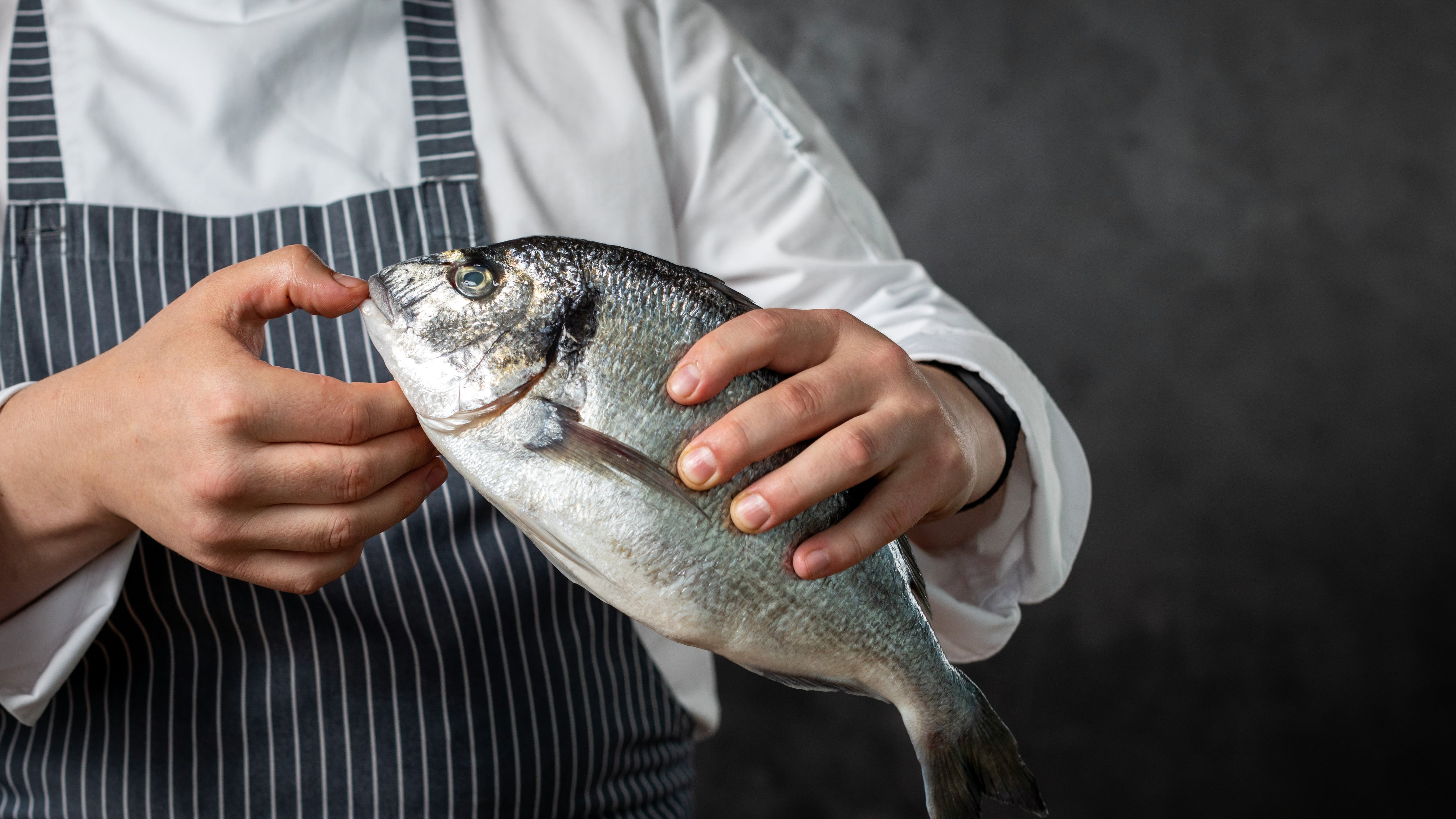 La alta demanda durante el feriado impulsa el aumento de precios en mercados y restaurantes del país
