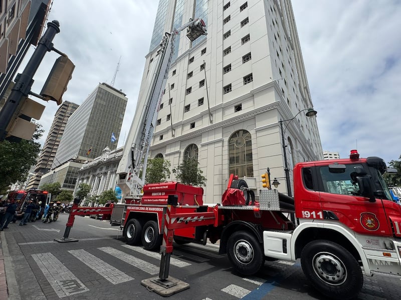 Bomberos ejecutan un rescate a 50 metros en el edificio La Previsora, en el centro de Guayaquil.