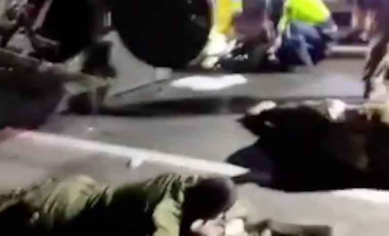 Choque entre una tanqueta militar y un tráiler en la vía a La Costa.