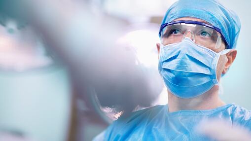 El cirujano que quiere trasplantar una cabeza humana viva a un cadáver.