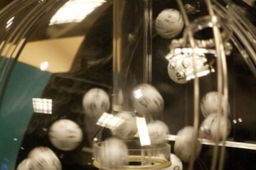 Un hombre es noticia mundial al ganar la lotería usando una técnica que aprendió en un video de YouTube