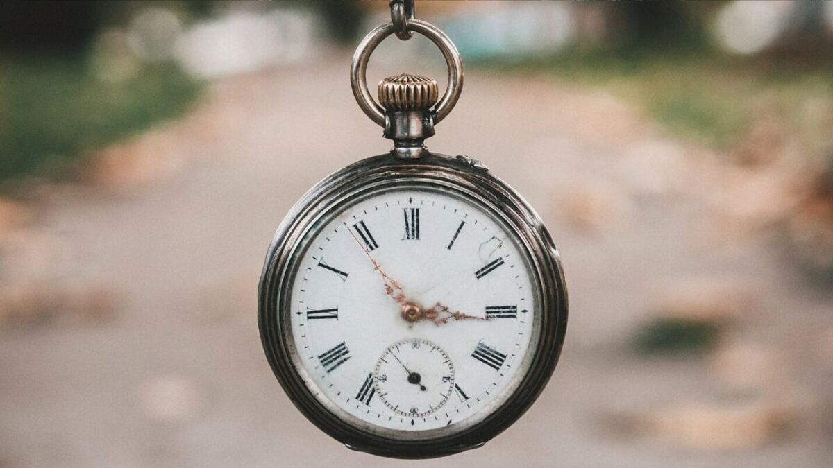 Un reloj antiguo colgando