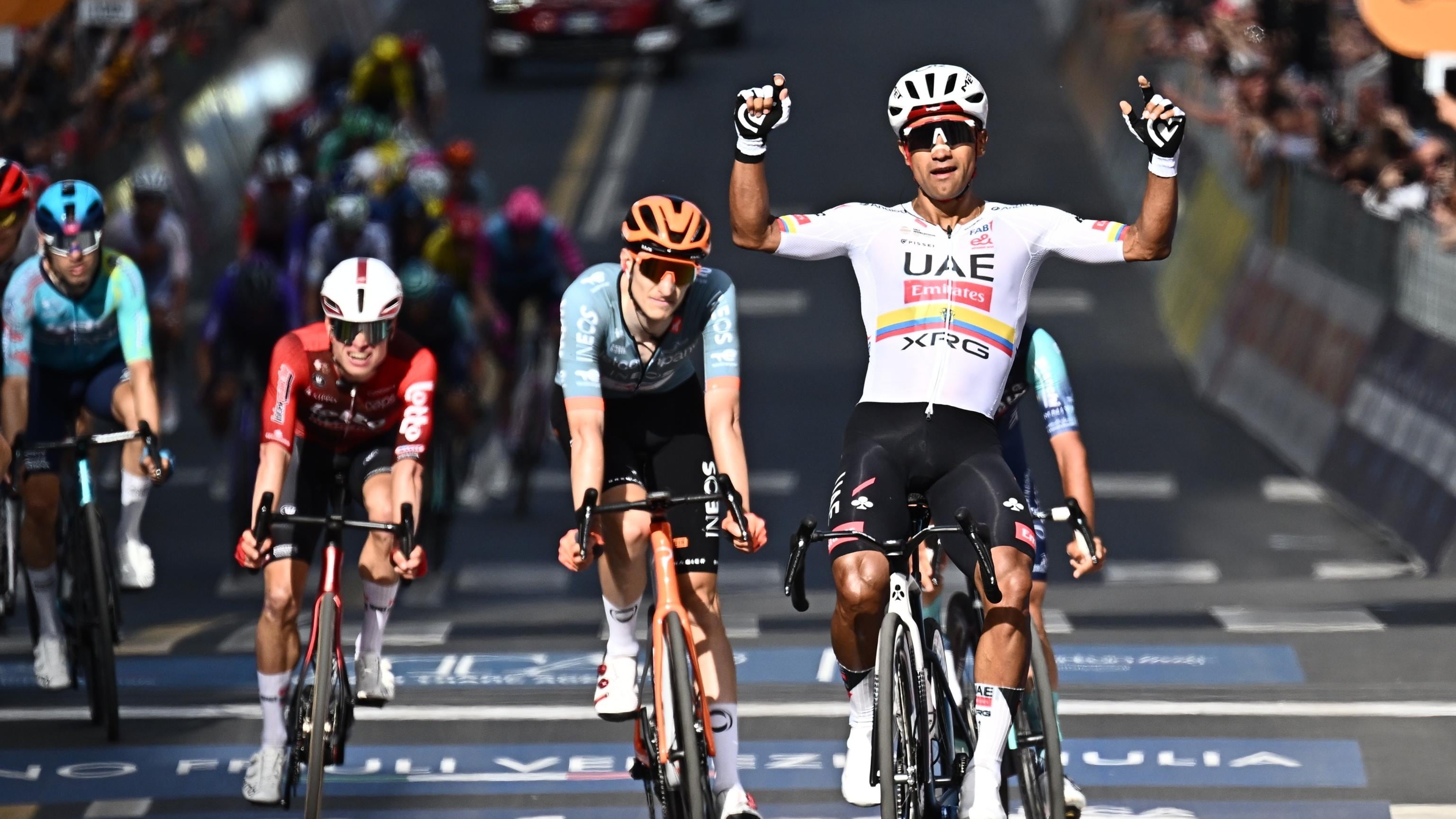 El ciclista ecuatoriano Jhonatan Narváez, del equipo UAE Team Emirates - XRG, celebra tras cruzar la meta y ganar la cuarta etapa del Giro de Italia, de 138 km, entre Catanzaro y Cosenza, Italia, el 12 de mayo de 2026. (Ciclismo, Italia) EFE/EPA/LUCA ZENNARO