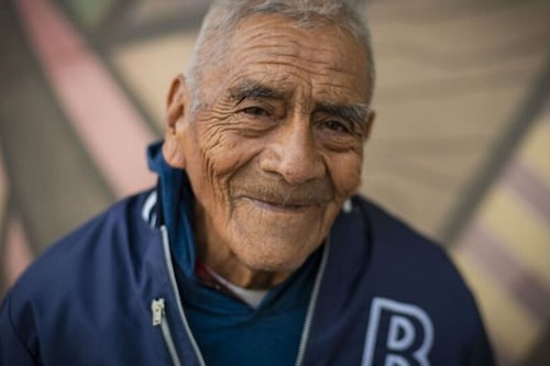 ¡Inspirador! Abuelito de 84 años se graduó como ingeniero y va por su maestría