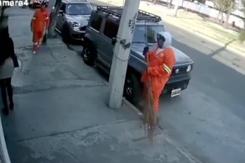 VIDEO: Así es como ladrones disfrazados de barrenderos asaltan a mujer cuando entraba a su casa