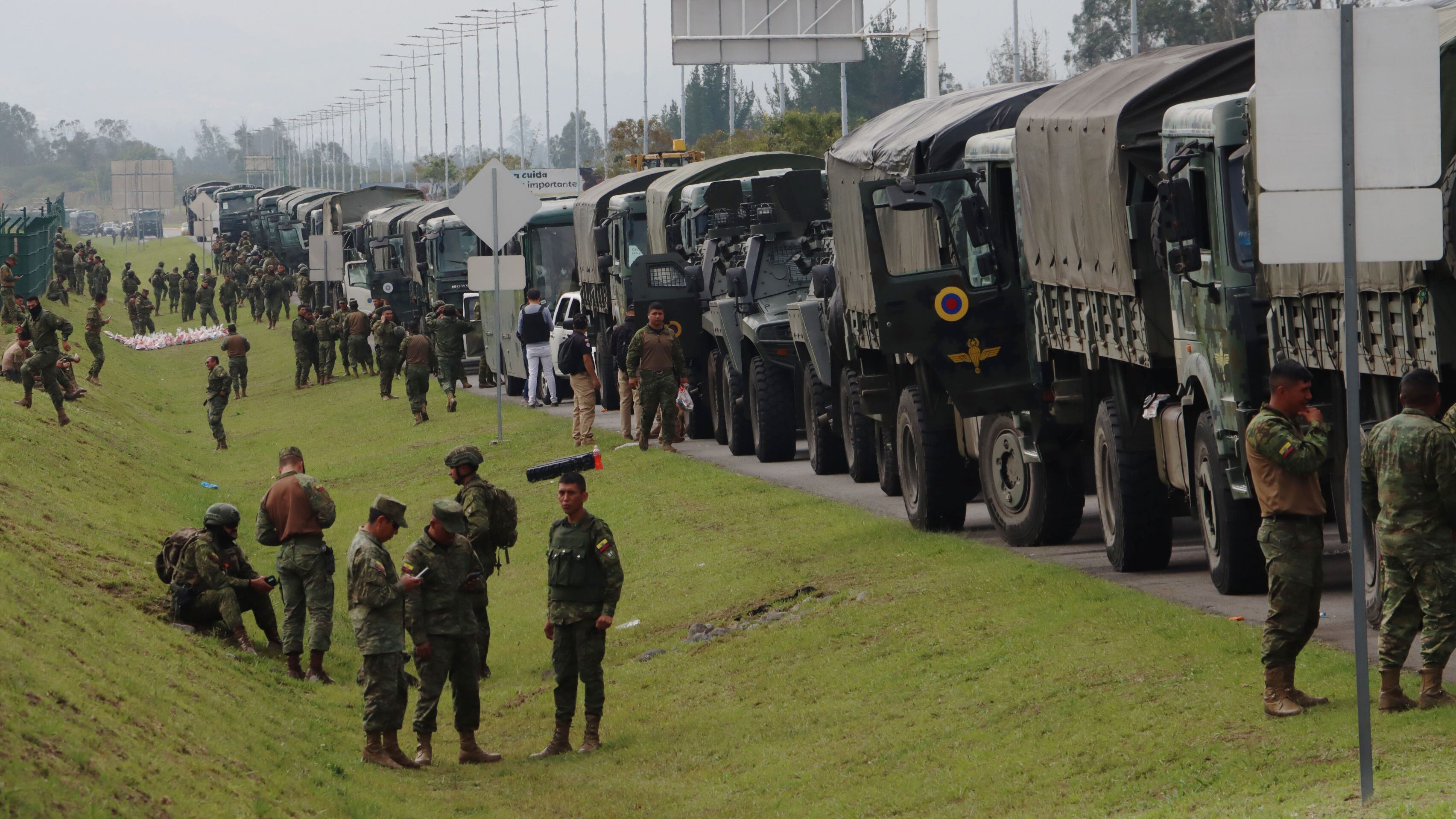 Convoy Humanitario de 1000 efectivos militares y policiales, organizado por el Bloque de Seguridad que se desplaza a de Imbabura, desde el aeropuerto de Tababela, para abastecimiento de la Provincia que lleva más de 21 días de paro convocado por la Conaie.
John Reimberg, Ministro del Interior y el Jefe de operaciones Gral.de Brigada Ricardo Cajas Matute
Fotos : API / Rolando Enríquez