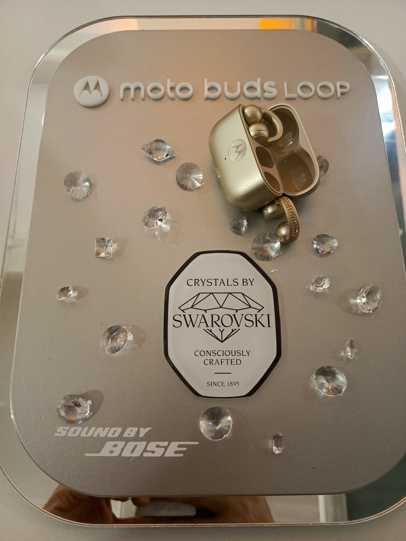 moto buds loop en el color Pantone® French Oak con cristales de Swarovski.