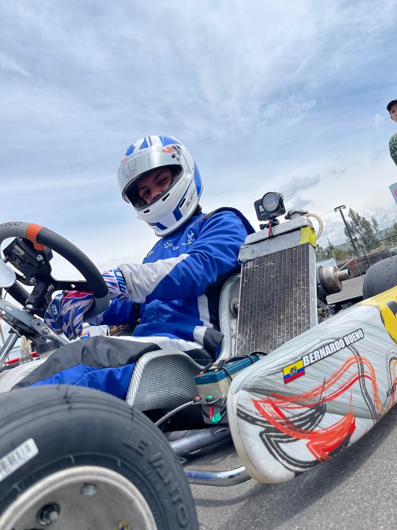 Bernardo Bueno quien estudia Ingeniería Mecánica en la universidad, se prepara para una de las carreras de este año.