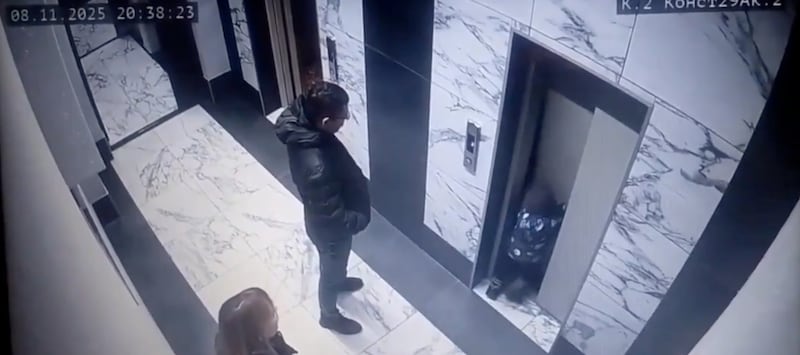 Niño cae 1,8 metros tras averío en puerta de un ascensor - Fuente: Video de X