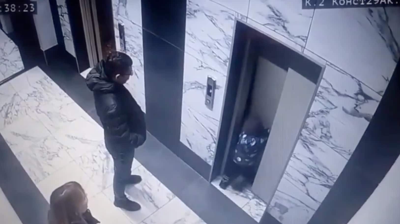 Niño cae 1,8 metros tras averío en puerta de un ascensor - Fuente: Video de X