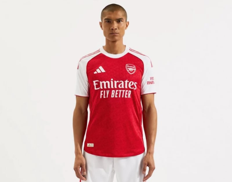 Equipación del Arsenal que usará Piero Hincapié.
