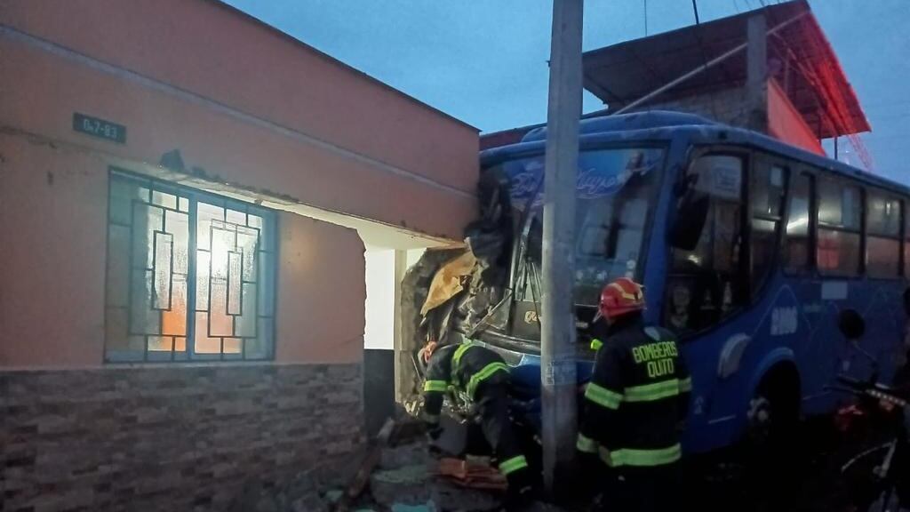 Un bus se impactó contra una casa dejando un herido en Guamaní, sur de Quito
